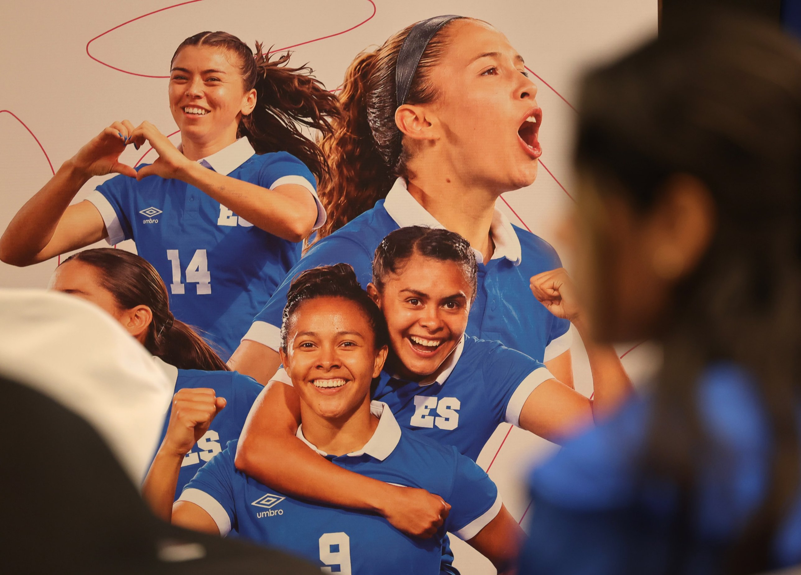 Jugadoras de la Selecta Femenina de El Salvador celebrando con la camiseta azul