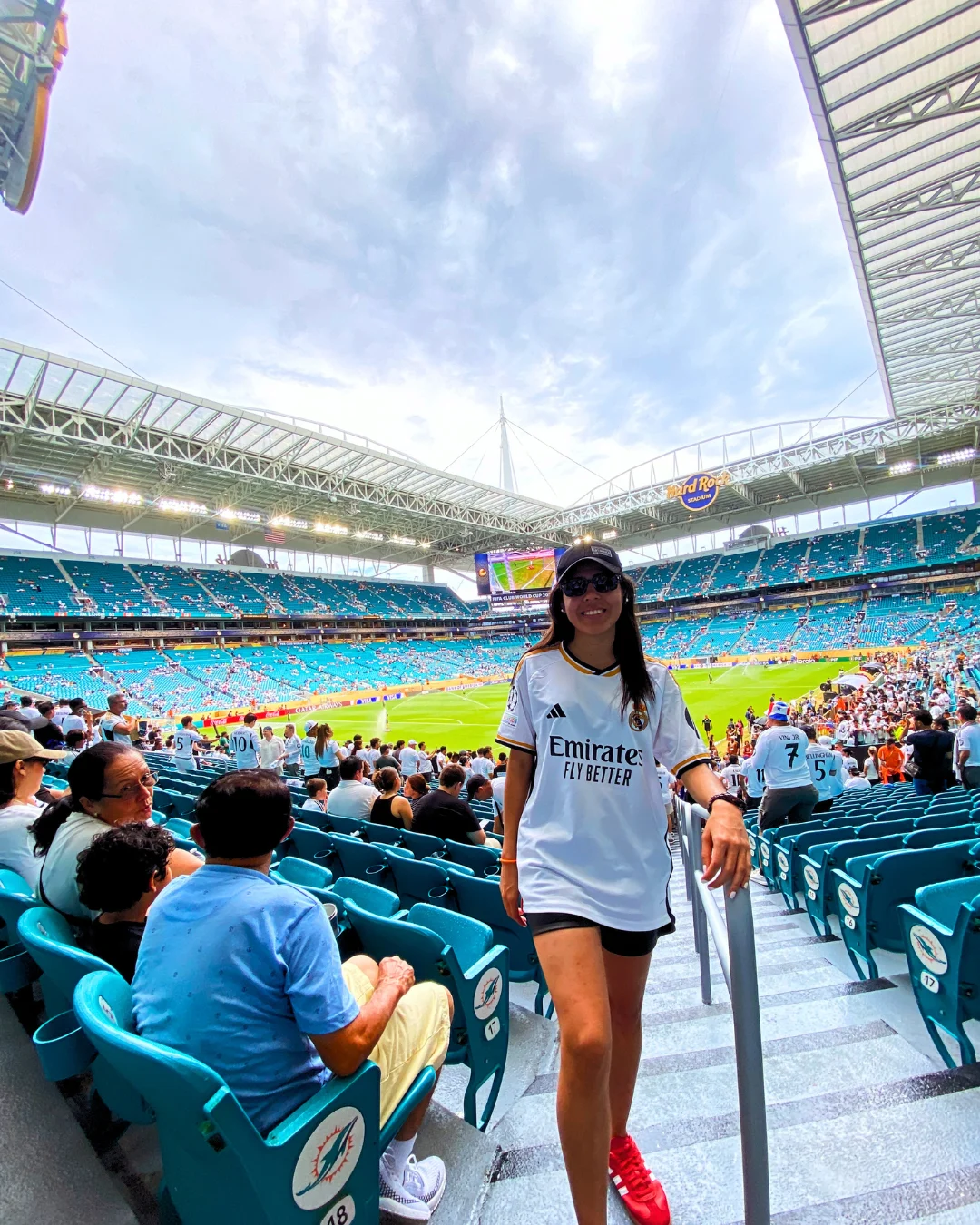 Yoli Aguilar, periodista y creadora, en el estadio Hard Rock con la camiseta del Real Madrid