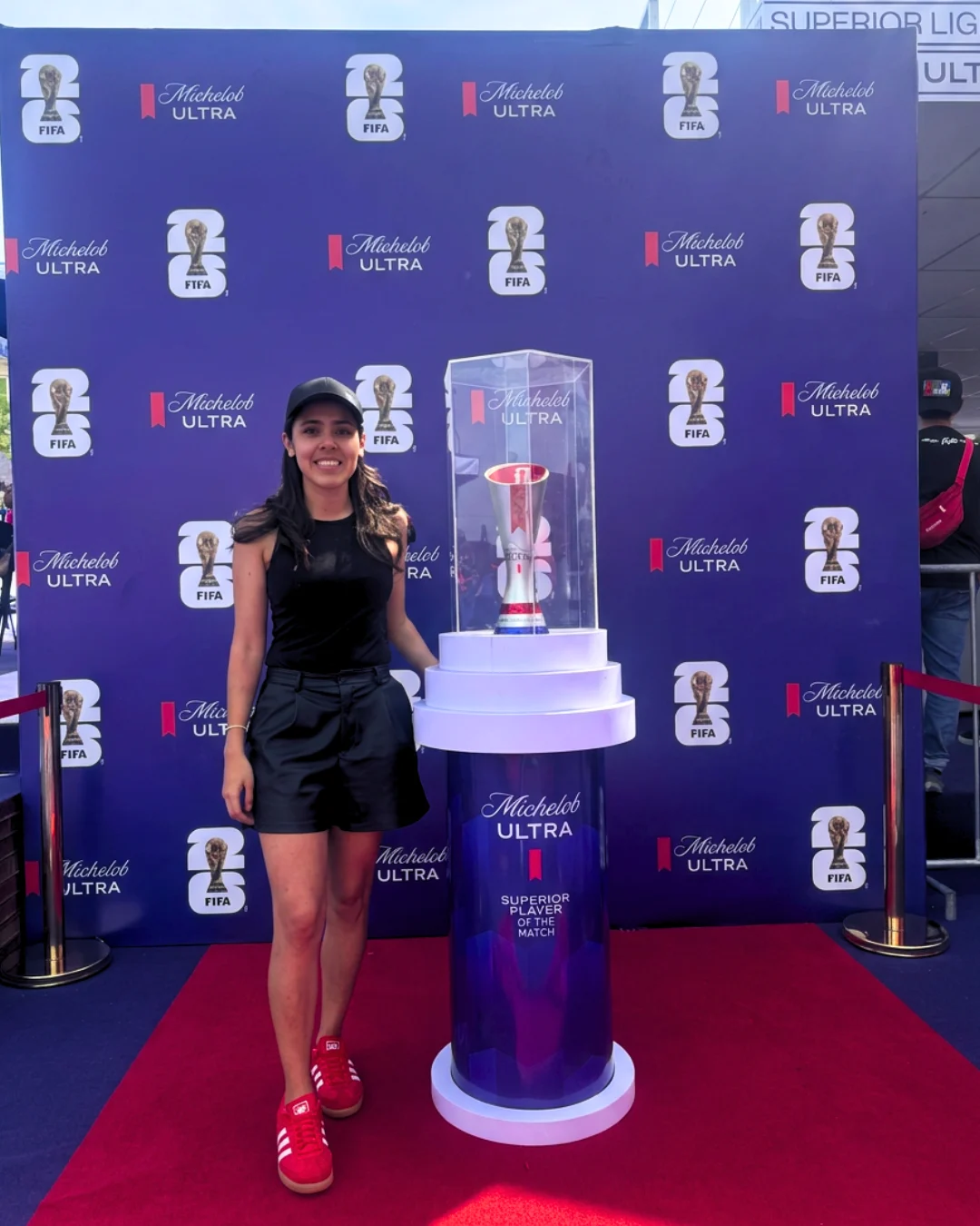Yoli Aguilar junto al trofeo de la Copa del Mundo